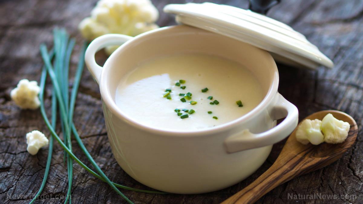 This recipe for fiber-rich cauliflower soup with curry-fried apple and pumpkin seeds will boost your digestive health