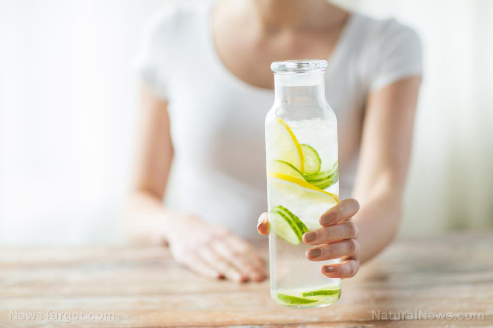 7 Surprising benefits of drinking lemon water