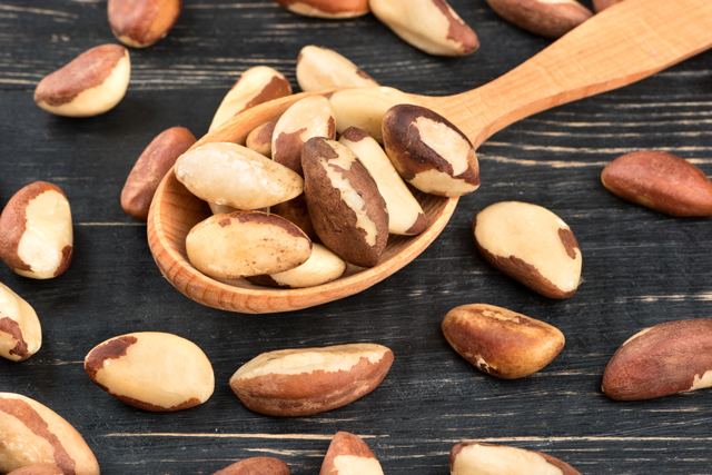 A daily serving of Brazil nuts helps control your weight and manage blood sugar levels